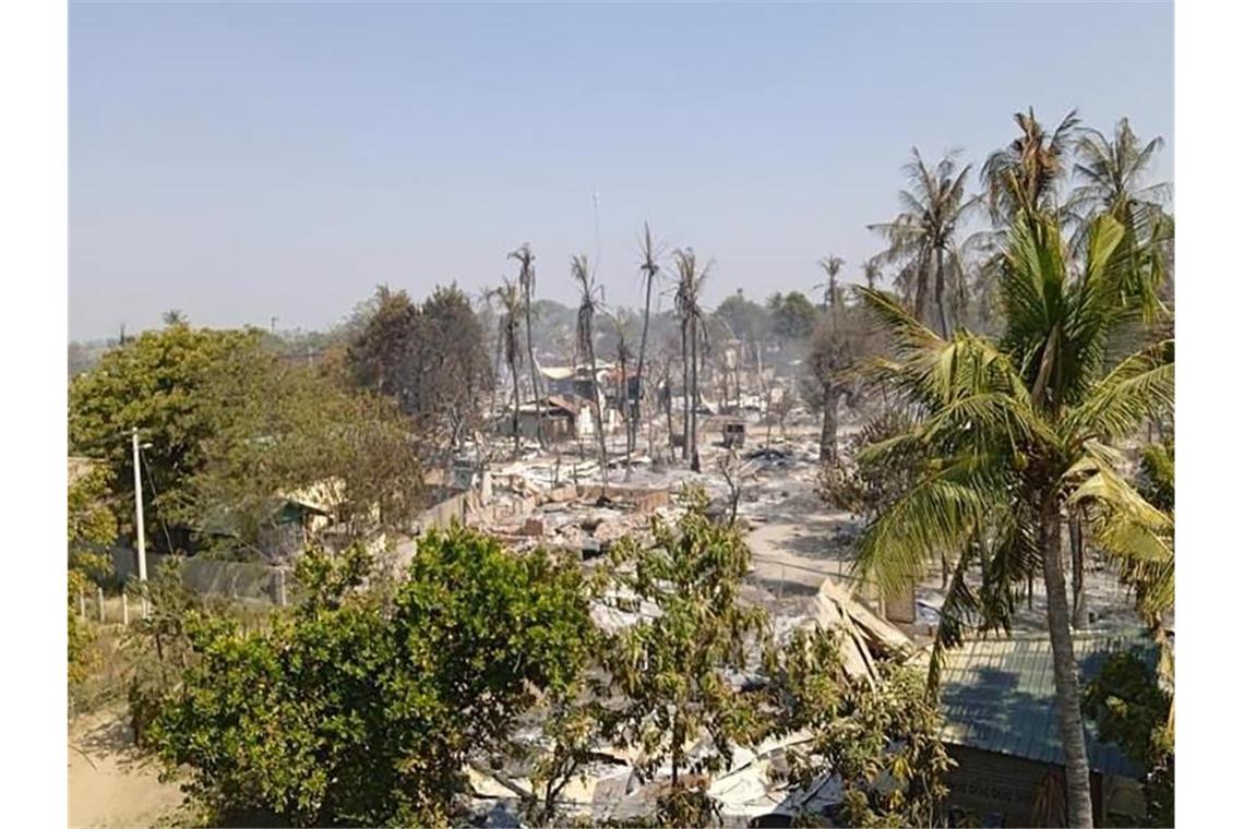 UN-Experte: Russland und China liefern Waffen an Myanmar Mwe Tone war eines von zwei Dörfern, die nach Angaben von myanmarischen Nachrichtenagenturen Ende Januar von Soldaten niedergebrannt wurden. Sie glauben, dass die Soldaten nach Mitgliedern einer bewaffneten Miliz suchten, die sich gegen die Militärregierung stellt. Foto: --/AP/dpa