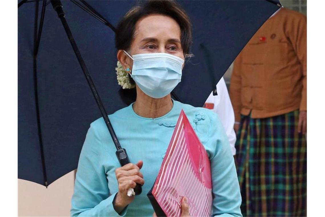 Myanmars Generäle hatten vor genau sechs Monaten geputscht und die Regierung von Friedensnobelpreisträgerin Aung San Suu Kyi gestürzt. Foto: Aung Shine Oo/AP/dpa