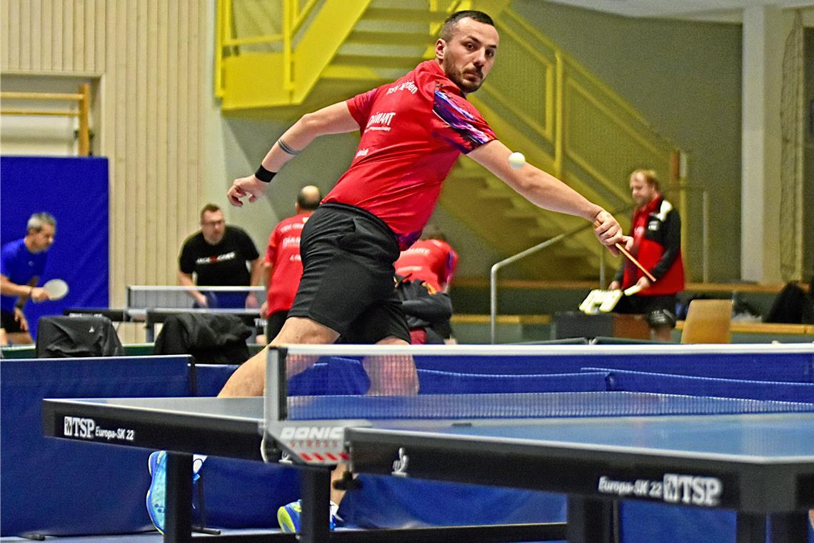 Mykhailo Mosiuk zeigt immer wieder spektakuläre Aktionen mehrere Meter hinter dem Tisch. Foto: Tobias Sellmaier