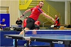 Mykhailo Mosiuk zeigt immer wieder spektakuläre Aktionen mehrere Meter hinter dem Tisch. Foto: Tobias Sellmaier