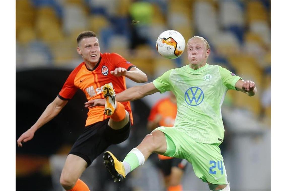 Mykola Matwijenko (l) von Schachtjor Donezk kämpft mit Wolfsburgs Xaver Schlager um den Ball. Foto: Efrem Lukatsky/AP/dpa