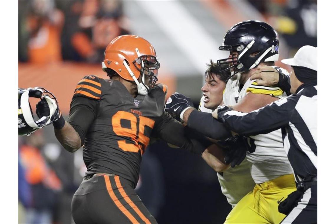 Myles Garrett (l) schlug mit dem Helm seines Gegenspielers zu. Foto: Ron Schwane/AP/dpa