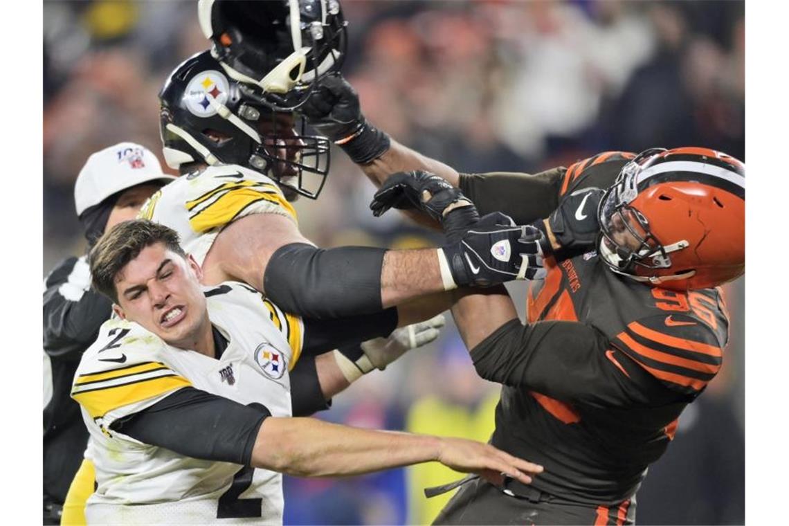 Myles Garrett (r) hatte mit dem Helm von Mason Rudolph (l) den Steelers-Quarterback attackiert. Foto: David Richard/AP/dpa