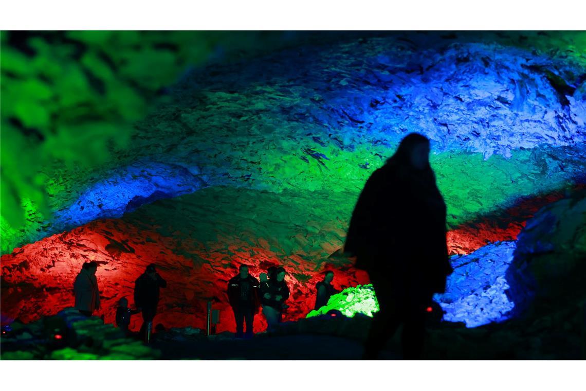 Bilder des Tages Mystische Lichterwelten verzaubern die Besucher in der Barbarossahöhle.