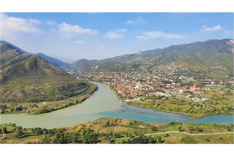 Mzcheta, die alte Hauptstadt des Iberischen Königreichs am Zusammenfluss der Flüsse Kura und Aragvi, liegt etwa 20 Kilometer nördlich von Tiflis in Georgien.
