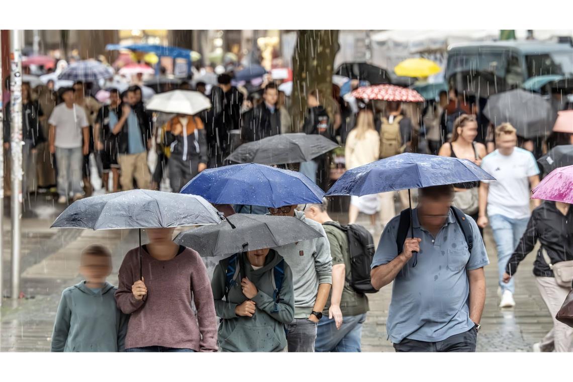 Regnerischer Wochenstart nach heiteren Sommertagen n der Nacht zum Montag kommt dann ein Wetterumschwung fürs ganze Land. (Archivbild)