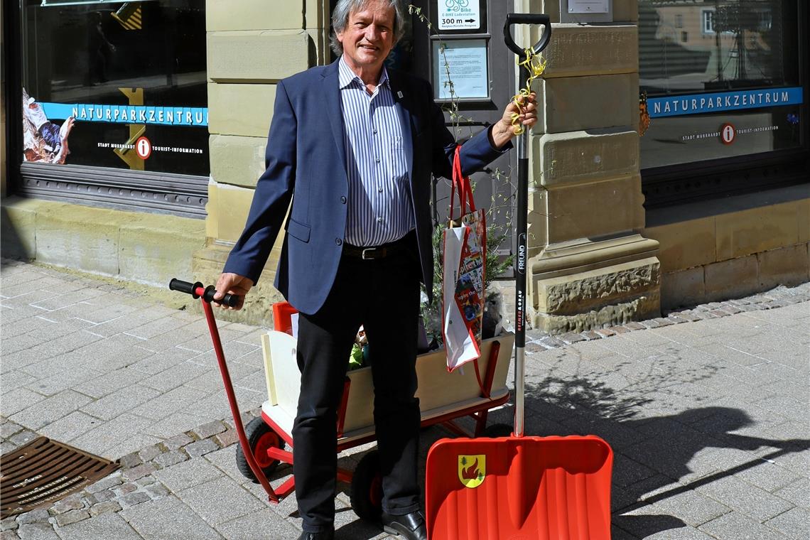 Nach 26 Jahren verlässt Bernhard Drixler mit einem voll bepackten Leiterwagen die Geschäftsstelle des Naturparks. Foto: privat