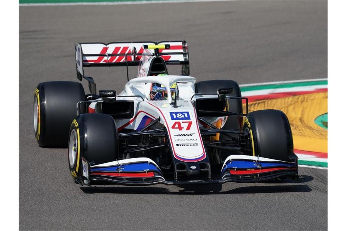 Nach 28 Runden beim Training in Imola Vorletzter: Mick Schumacher vom Haas F1 Team auf der Strecke. Foto: Hasan Bratic/dpa