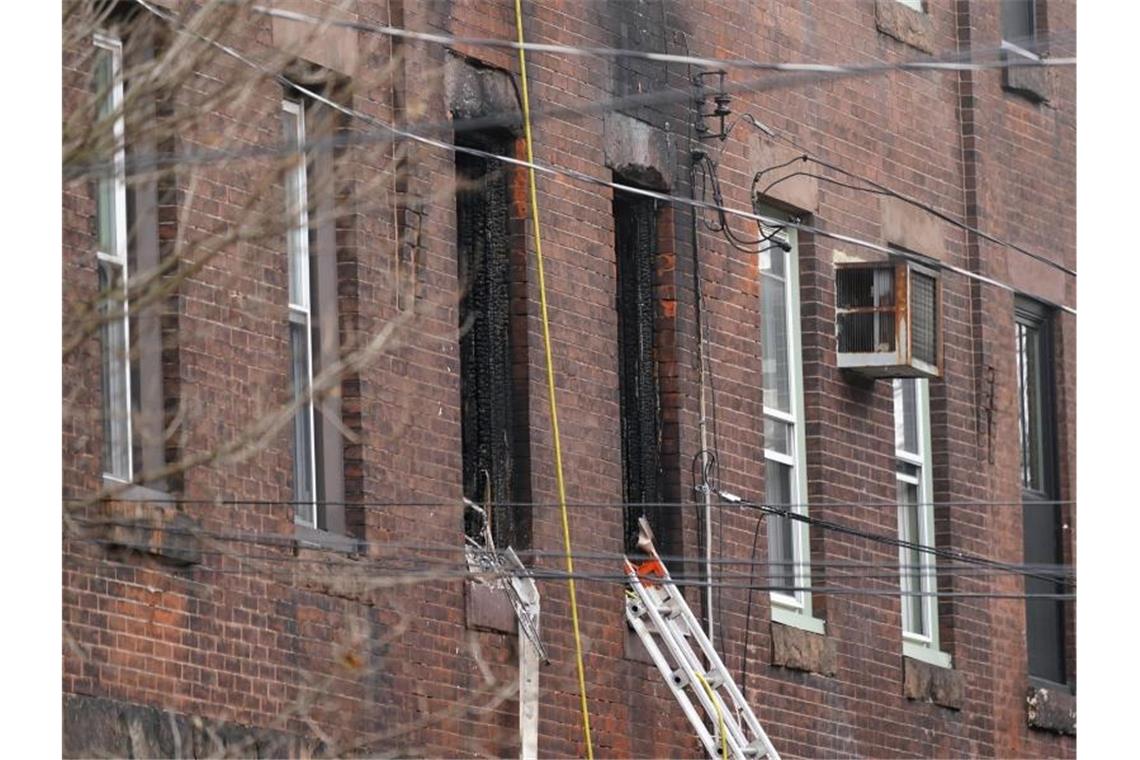 Mindestens 13 Tote bei Wohnhausbrand in Philadelphia Nach 50 Minuten war der Brand unter Kontrolle, doch für viele Menschen kam jede Hilfe zu spät. Foto: Matt Rourke/AP/dpa
