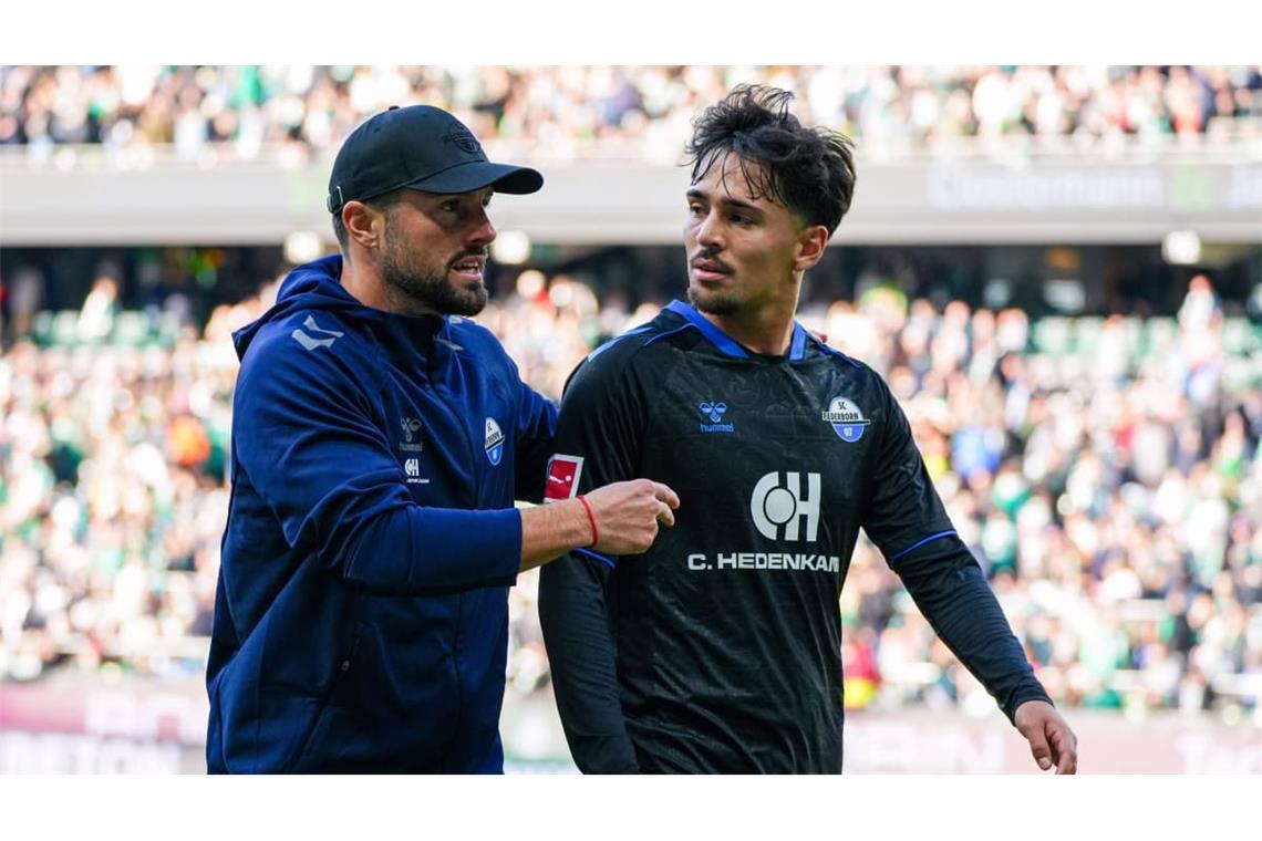Nach 66 Minuten holt Paderborns Trainer Ralf Kettemann seinen Mittelfeldspieler und VfB-Leihgabe Laurin Ulrich in Bremen vom Platz.