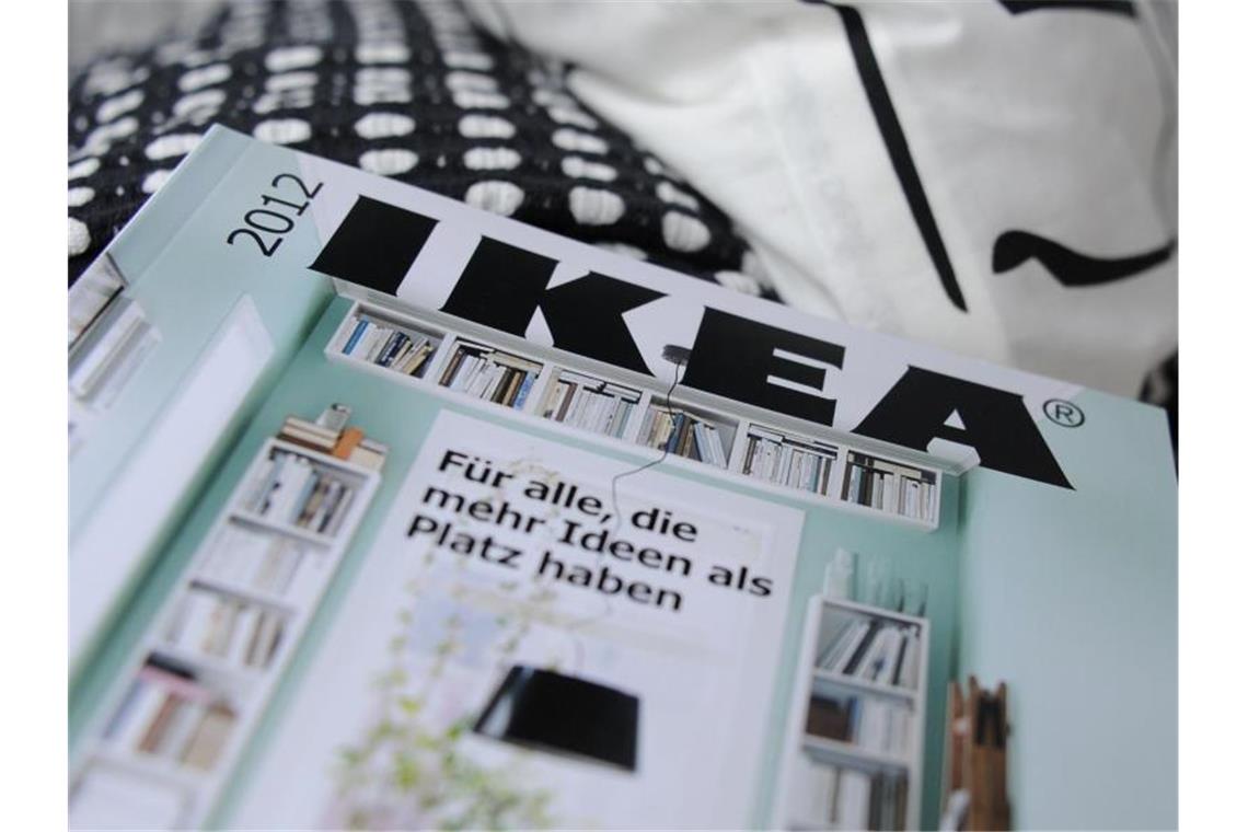 Nach 70 Jahren verzichtet der Möbelhändler Ikea künftig auf seinen gedruckten Katalog. Foto: Angelika Warmuth/dpa