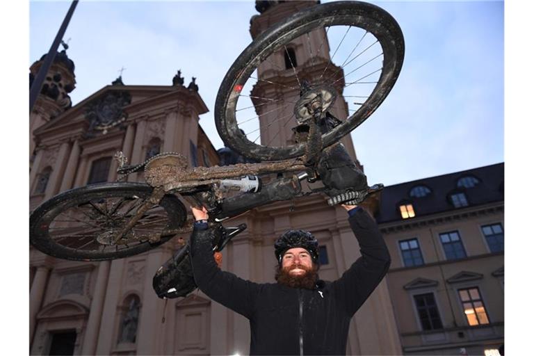 Nach all den Strapazen ist der Extremsportler Jonas Deichmann wohlbehalten und glücklich in München angekommen. Foto: Felix Hörhager/dpa