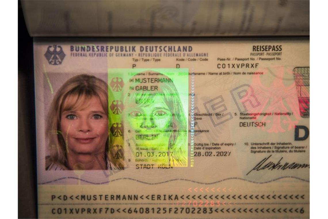 Nach Angaben aus dem Innenministerium sind deutschen Sicherheitsbehörden drei Fälle von gemorphten Lichtbildern in Reisedokumenten bekannt - in einem Fall ging es um einen deutschen Reisepass. Foto: Michael Kappeler/dpa