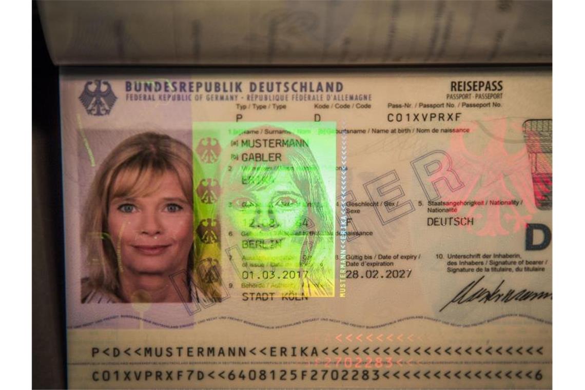 Seehofer will Passfotos vom Fotografen weiter erlauben Nach Angaben aus dem Innenministerium sind deutschen Sicherheitsbehörden drei Fälle von gemorphten Lichtbildern in Reisedokumenten bekannt - in einem Fall ging es um einen deutschen Reisepass. Foto: Michael Kappeler/dpa