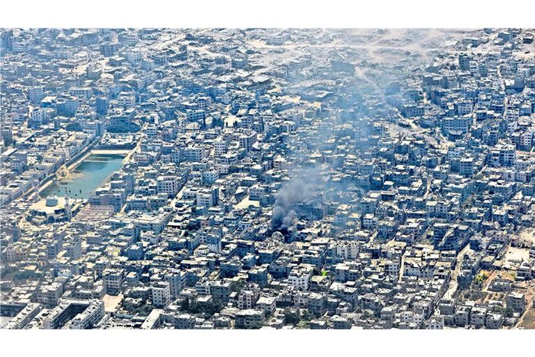 Nach Angaben der Armee sind israelische Truppen schon in den Vororten der Stadt Gaza. (Archivbild)