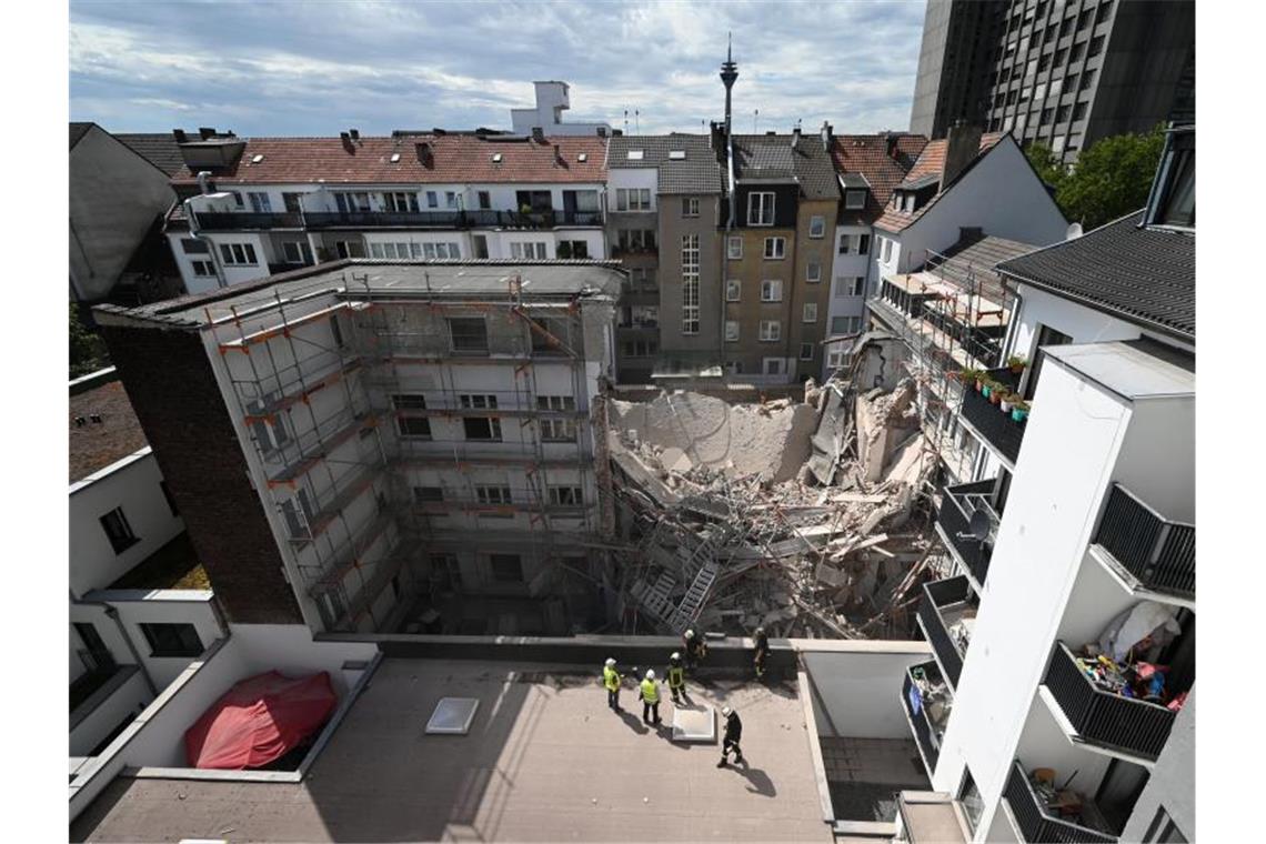 Vermisster Bauarbeiter tot in Trümmern entdeckt Nach Angaben der Feuerwehr besteht für den Rest des Gebäudes eine akute Einsturzgefahr. Foto: Henning Kaiser/dpa