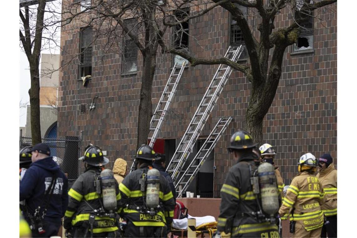 Trauer in New York nach schwerem Wohnhausbrand Nach Angaben der Feuerwehr sind rund 200 Einsatzkräfte vor Ort. Foto: Yuki Iwamura/AP/dpa