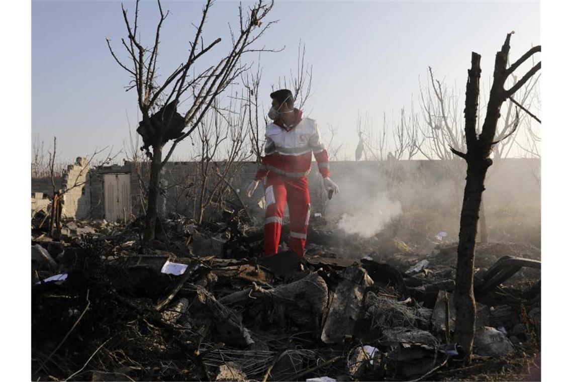 Über 170 Tote bei Flugzeugabsturz im Iran Nach Angaben der Hilfsorganisation iranischer Halbmond kamen alle Insassen des Flugzeugs ums Leben. Foto: Ebrahim Noroozi/AP/dpa