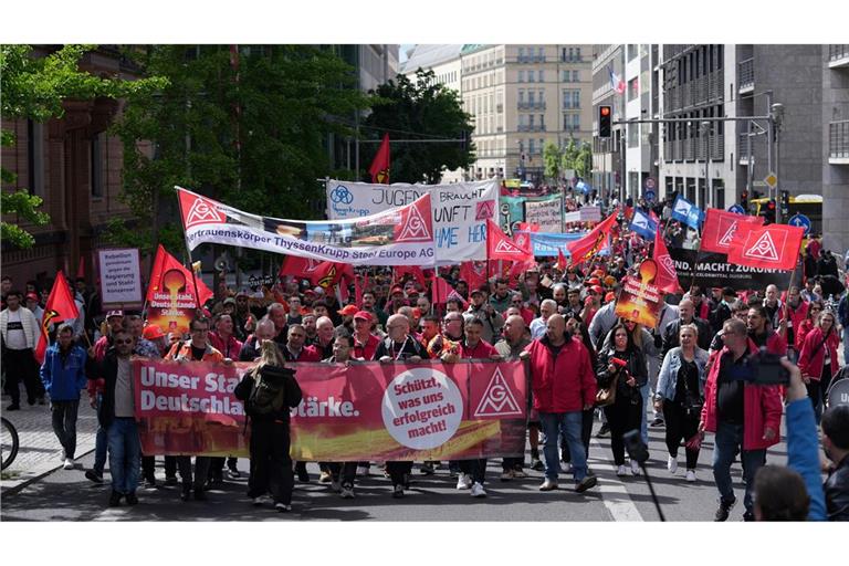 Nach Angaben der IG Metall beteiligten sich in Berlin rund 1.700 Beschäftigte aus mehr als 40 Betrieben.