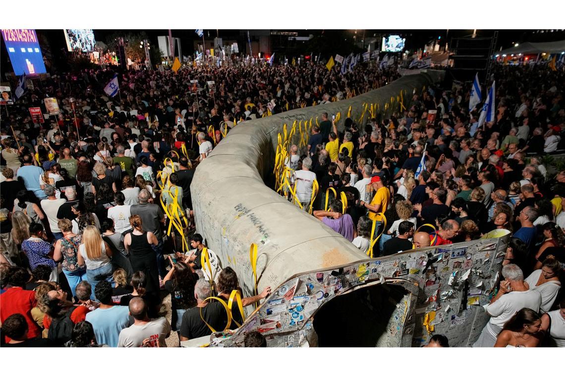 Nach Angaben der Organisation der Angehörigen von Geiseln demonstrierten in Tel Aviv rund 120.000 Menschen für die Freilassung der Entführten und einen Friedensschluss.