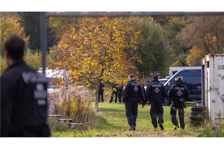 Nach Angaben der Polizei ist das Gelände etwa einen halben Hektar groß.