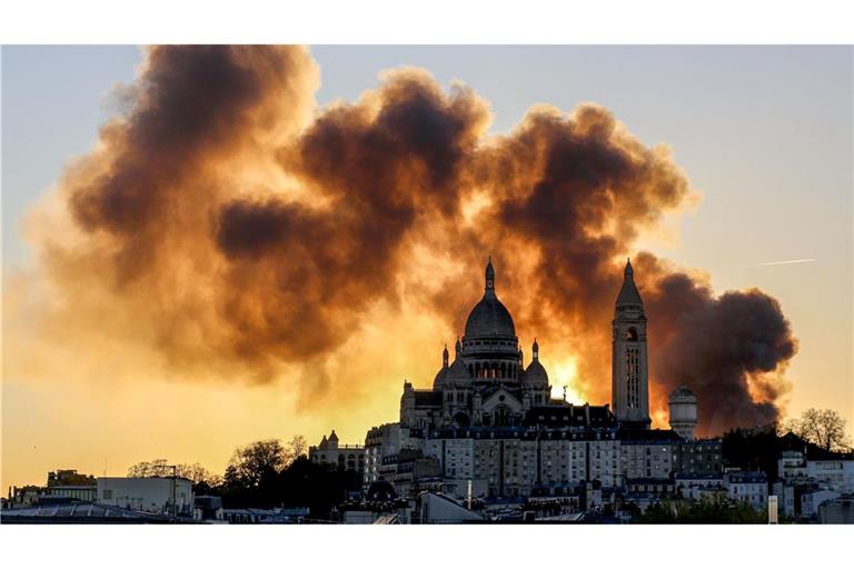Nach Angaben der Polizei ist keiner der Beschäftigten bei dem Brand in einem Recyclingunternehmen in Paris verletzt worden.