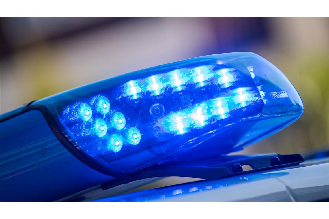 Nach Angaben der Polizei wird aber derzeit davon ausgegangen, dass der Täter das Opfer kannte. (Symbolbild)