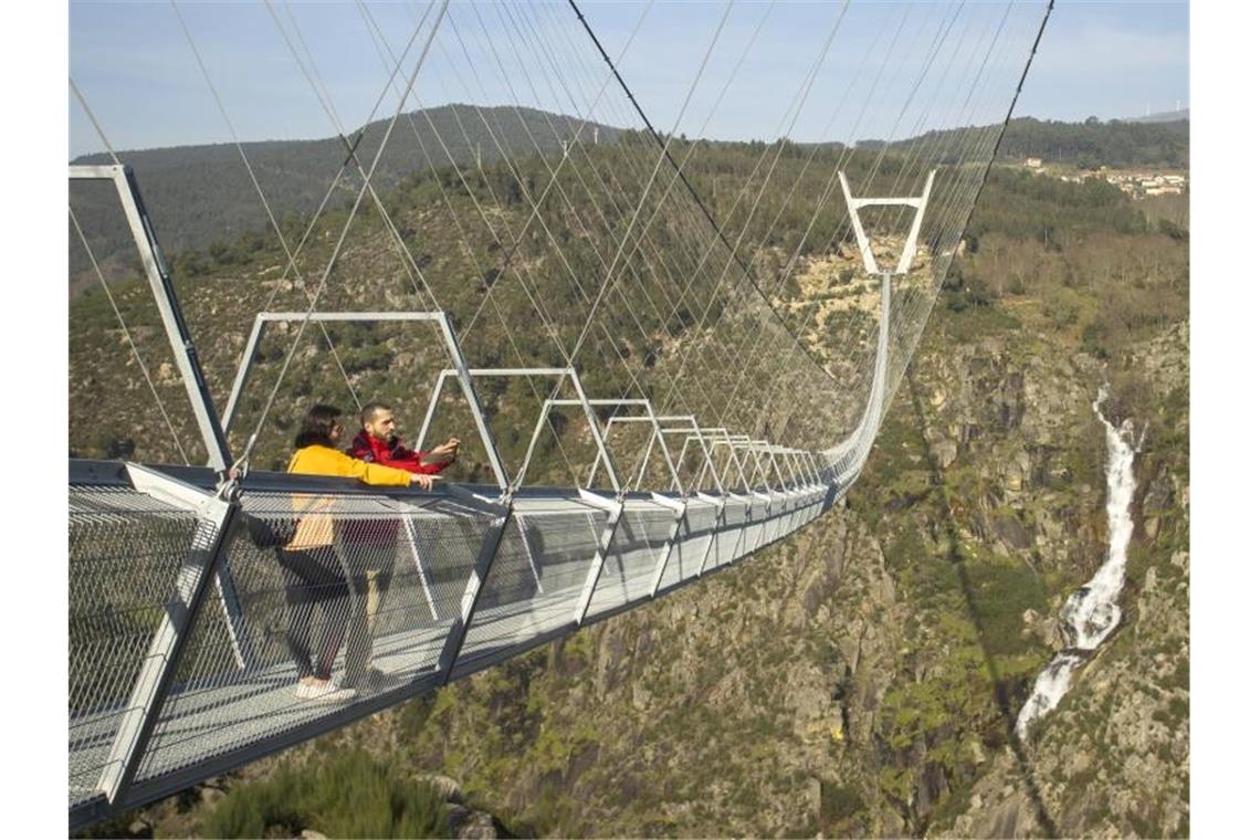 Portugal weiht 500 Meter lange Fußgänger-Hängebrücke ein Nach Angaben des Geoparks und der Bürgermeisterin Aroucas ist „516 Arouca“ die längste Fußgänger-Hängebrücke der Welt. Foto: Stadtverwaltung Arouca/dpa