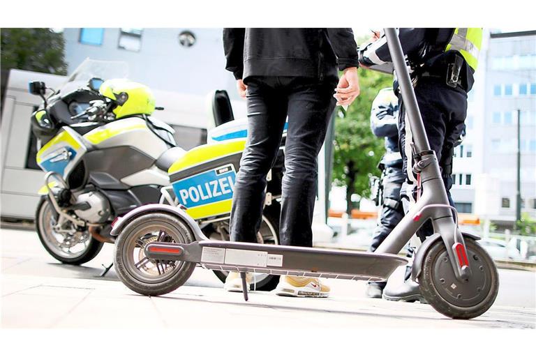 Nach Angaben des Innenministeriums in Stuttgart ist die Zahl der Verkehrsunfälle mit den E-Scootern deutlich gestiegen. (Symbolbild)