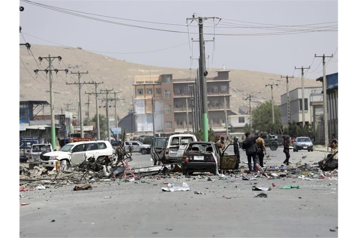 Mehr als 50 Tote bei Gewaltwelle in Afghanistan Nach Angaben des Innenministeriums von Afghanistan hatte erst ein Selbstmordattentäter auf einem Motorrad im Osten der Stadt einen Bus mit Mitarbeitern des Bergbauministeriums angegriffen. Foto: Rahmat Gul/AP