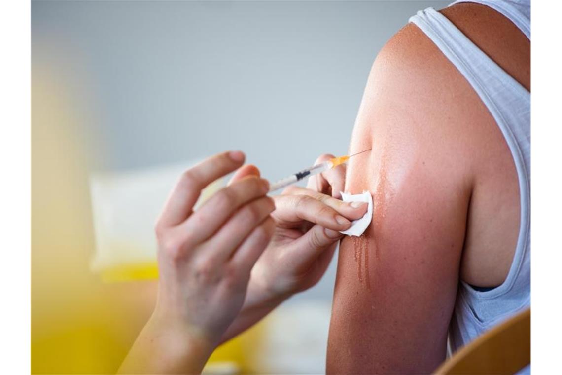 Nach Angaben des Robert Koch-Instituts (RKI)  sind in Deutschland 49,1 Prozent der Menschen vollständig geimpft. Foto: Gregor Fischer/dpa