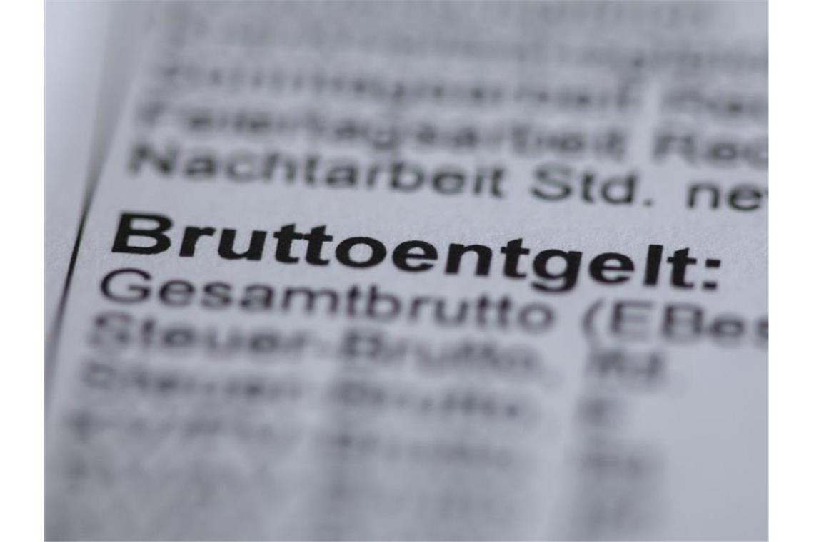 Weniger Geld am Monatsende: Corona setzt Löhne unter Druck Nach Angaben des Statistischen Bundesamtes lag die bezahlte Wochenarbeitszeit von Vollzeitbeschäftigten im 1. Quartal dieses Jahres um drei Prozent unter dem Niveau des Vorjahresquartals. Foto: Jens Büttner/dpa-Zentralbild/ZB