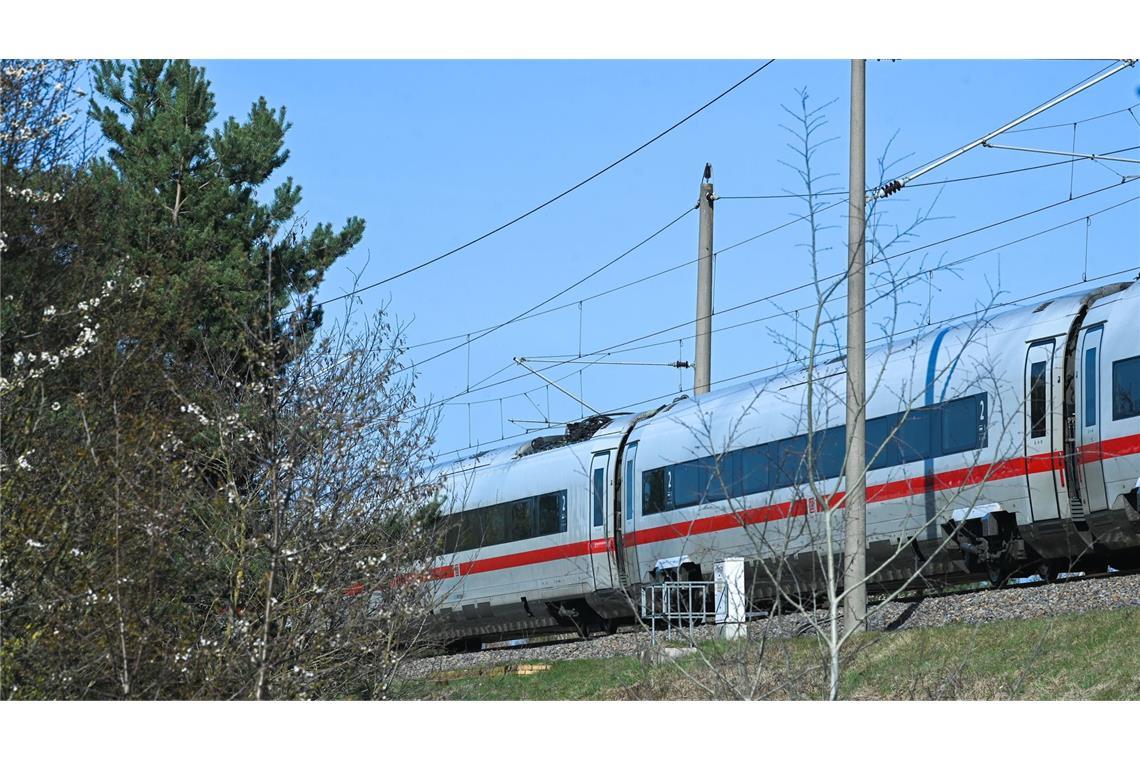 Oberleitung fällt auf ICE – Zug sitzt mit Hunderten Fahrgästen fest