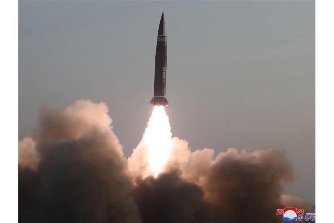 Nordkorea sieht Fortschritte bei Raketentechnologie Nach Angaben Südkoreas und Japans hatte Nordkorea am Donnerstag zwei ballistische Kurzstreckenraketen im Osten des Landes in Richtung offenes Meer abgefeuert. Foto: -/KCNA/dpa