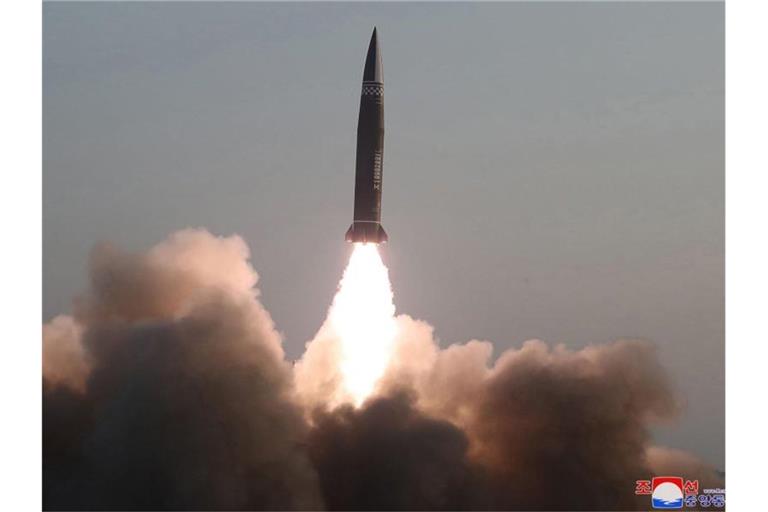 Nach Angaben Südkoreas und Japans hatte Nordkorea am Donnerstag zwei ballistische Kurzstreckenraketen im Osten des Landes in Richtung offenes Meer abgefeuert. Foto: -/KCNA/dpa