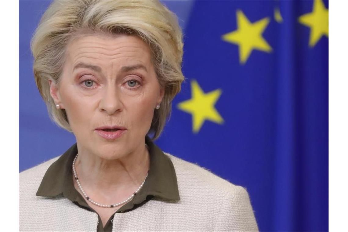 EU wird Waffen und Ausrüstung in die Ukraine liefern Nach Angaben von EU-Kommissionspräsidentin Ursula von der Leyen finanziert die Europäische Union erstmlas den Kauf und die Lieferung von Waffen an ein Land, das angegriffen wird. Foto: Stephanie Lecocq/Pool EPA/AP/dpa