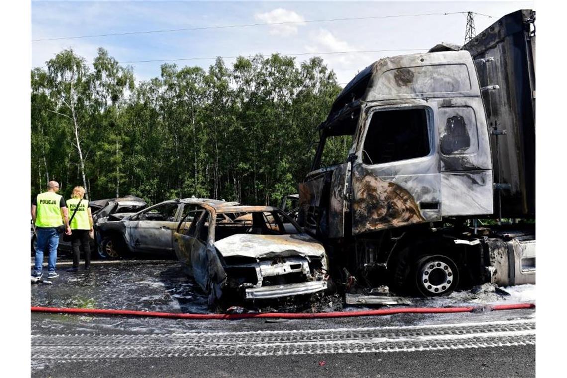 Nach Angaben von Polizei und Feuerwehr war ein Lastwagen nahe Stettin auf im Stau stehende Autos aufgefahren. Mehrere von ihnen gerieten daraufhin in Brand. Foto: Marcin Bielecki/PAP