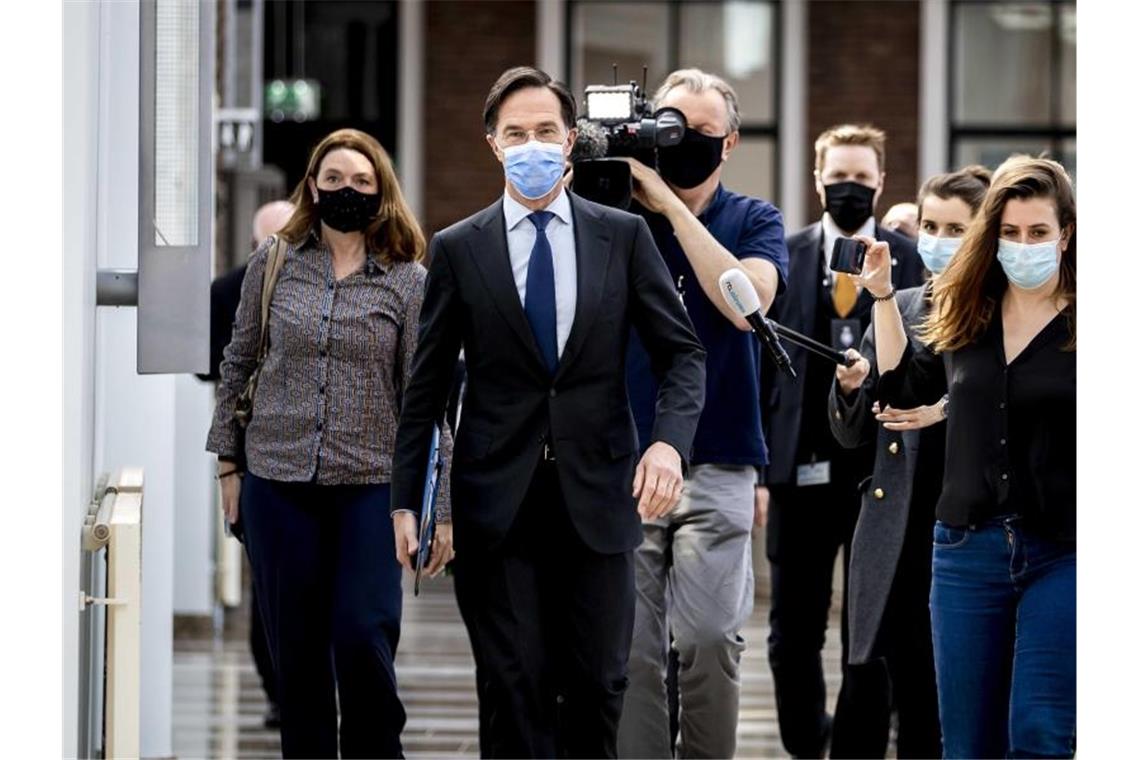 Nach Ansicht einer großen Mehrheit von Abgeordneten ist die Glaubwürdigkeit vom niederländischen Ministerpräsidenten Mark Rutte beschädigt. Foto: Remko De Waal/ANP/dpa