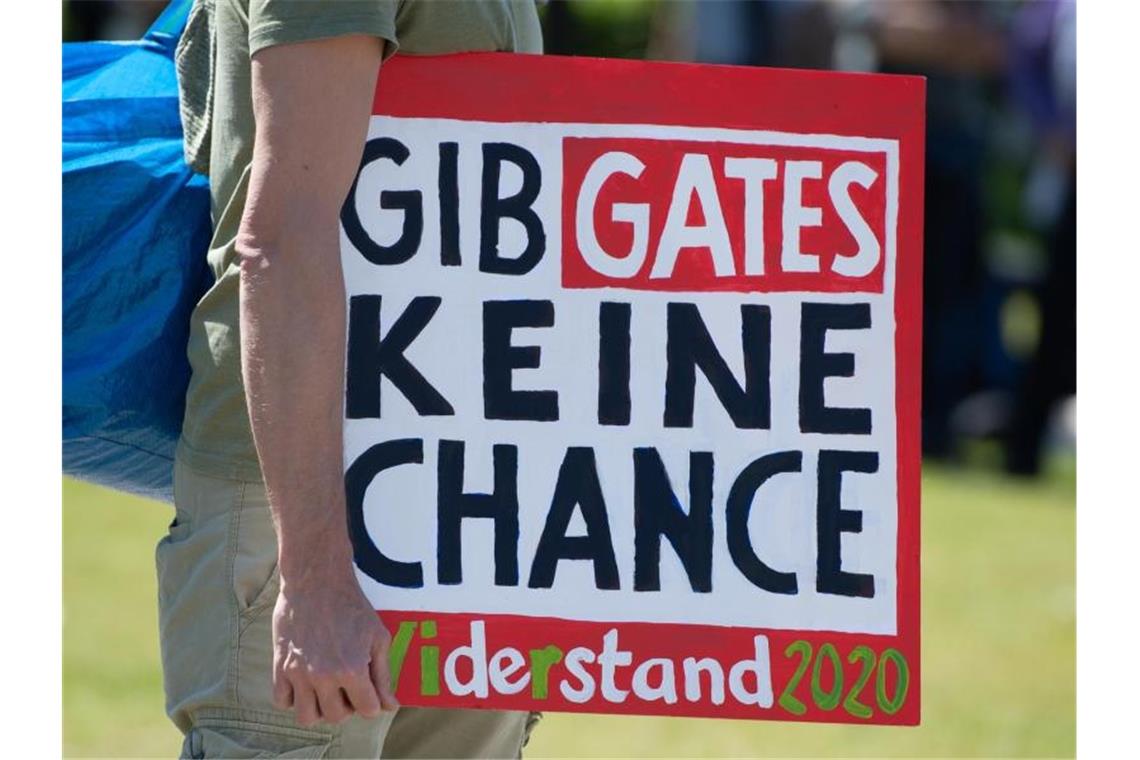 Nach Ansicht einiger Demonstranten gehört die Coronapandemie zu einem Plan von Microsoft-Gründer Bill Gates ... Foto: Christophe Gateau/dpa