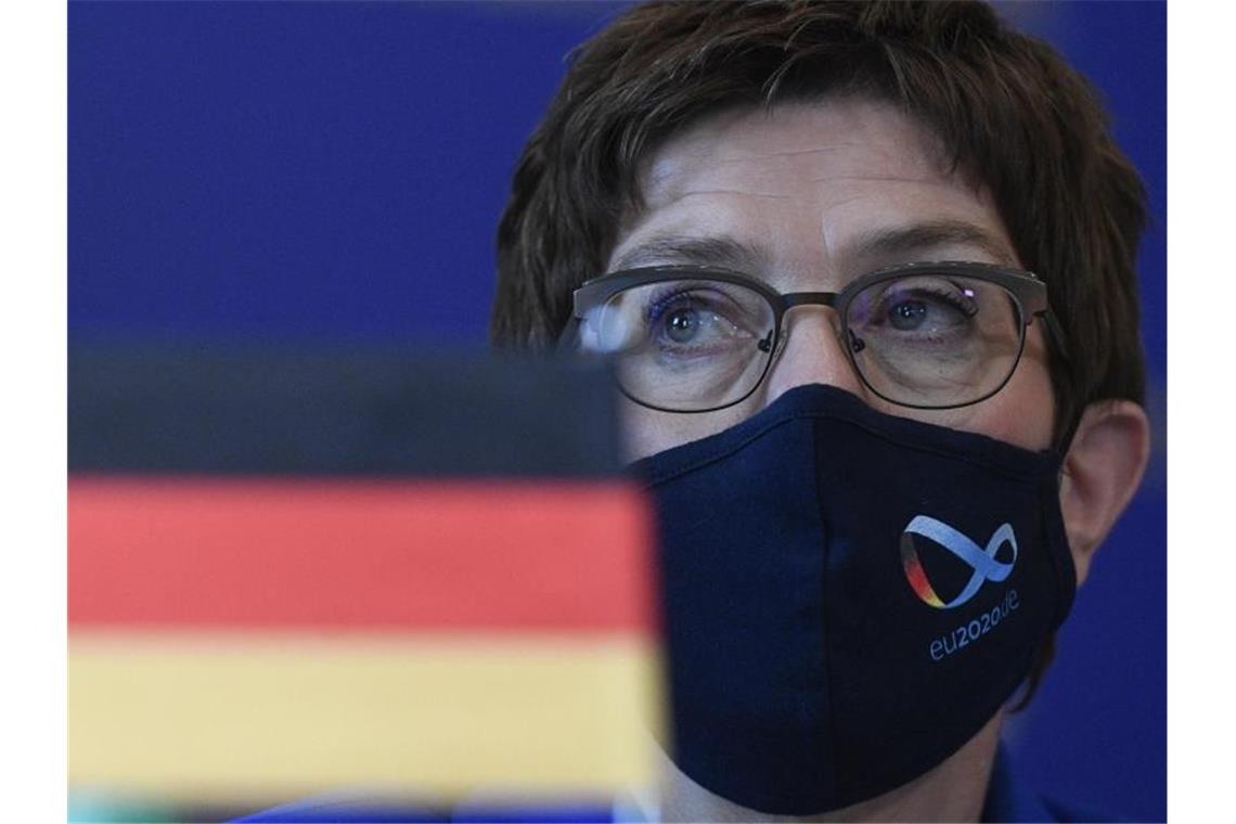 Kramp-Karrenbauer will Bundessicherheitsrat Nach Ansicht von Kramp-Karrenbauer sollte eine zentrale Schaltstelle für die Sicherheit des Landes geschaffen werden. Foto: Michal Kamaryt/CTK/dpa