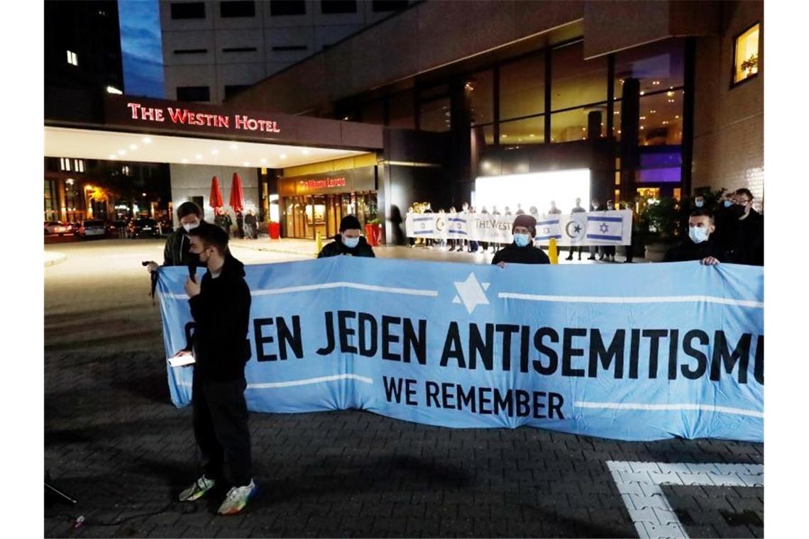 Nach Antisemitismus-Vorwürfen haben sich am Abend Hunderte Menschen vor dem „Westin Hotel“ Leipzig versammelt, um Solidarität mit dem Musiker Gil Ofarim und Jüdinnen und Juden in Deutschland zu zeigen. Foto: Dirk Knofe/dpa