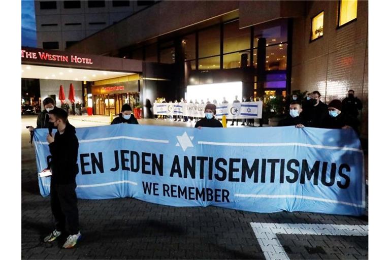 Nach Antisemitismus-Vorwürfen versammelten sich Menschen vor dem „Westin Hotel“ Leipzig, um Solidarität mit dem Musiker Gil Ofarim und Jüdinnen und Juden in Deutschland zu zeigen. Foto: Dirk Knofe/dpa