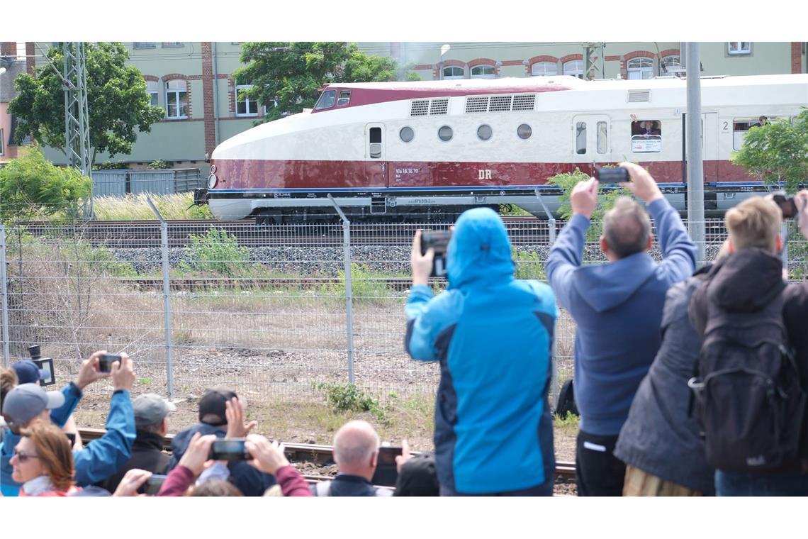 Nach aufwendiger Restaurierung soll der historische Schnellzug künftig bei Sonderfahrten Eisenbahn-Nostalgie verbreiten.