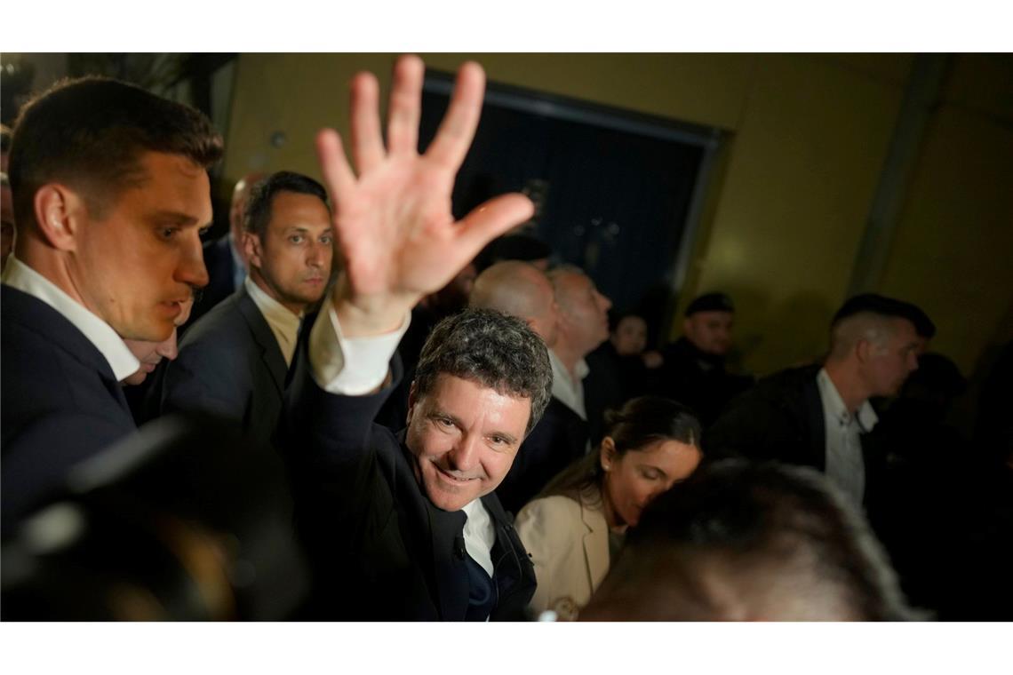 Pro-Europäer Nicusor Dan gewinnt Präsidentenwahl in Rumänien Nach Auszählung der Stimmen fast aller Wahllokale lag Dan uneinholbar vor dem Rechtspopulisten Simion.