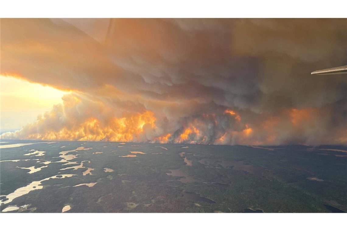 In Kanada beginnt das Feuer-Inferno jetzt schon im Frühjahr Nach Behördenangaben sind derzeit in der Provinz 16 Brände aktiv. Der größte davon – das sogenannte Shoe Fire – hat sich auf einer Fläche von 3000 Quadratkilometern ausgebreitet.
