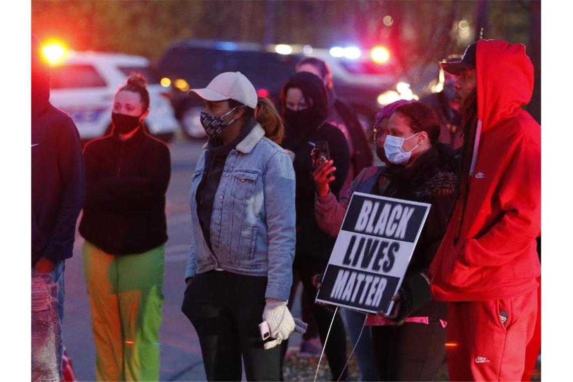 Polizist in Ohio erschießt schwarze Jugendliche Nach Bekanntwerden des Falls gab es in Columbus im US-Bundesstaat Ohio kleinere Proteste. Foto: Jay Laprete/AP/dpa