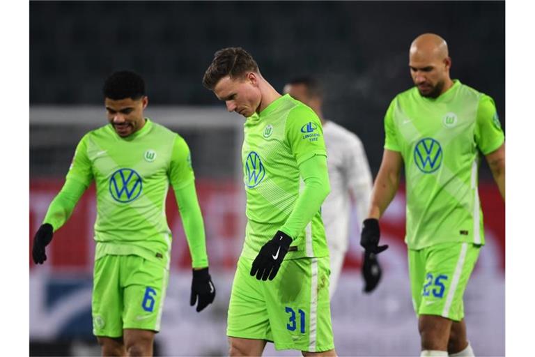 Nach dem 0:0 gegen Borussia Mönchengladbach verlassen Wolfsburgs Spieler Paulo Otávio (l-r), Yannick Gerhardt und John Brooks den Platz. Foto: Swen Pförtner/dpa