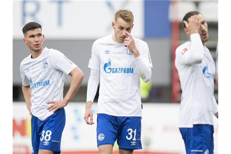 Nach dem 0:4 beim SC Freiburg stehen die Schalker Profis geschlagen auf dem Spielfeld. Foto: Tom Weller/dpa