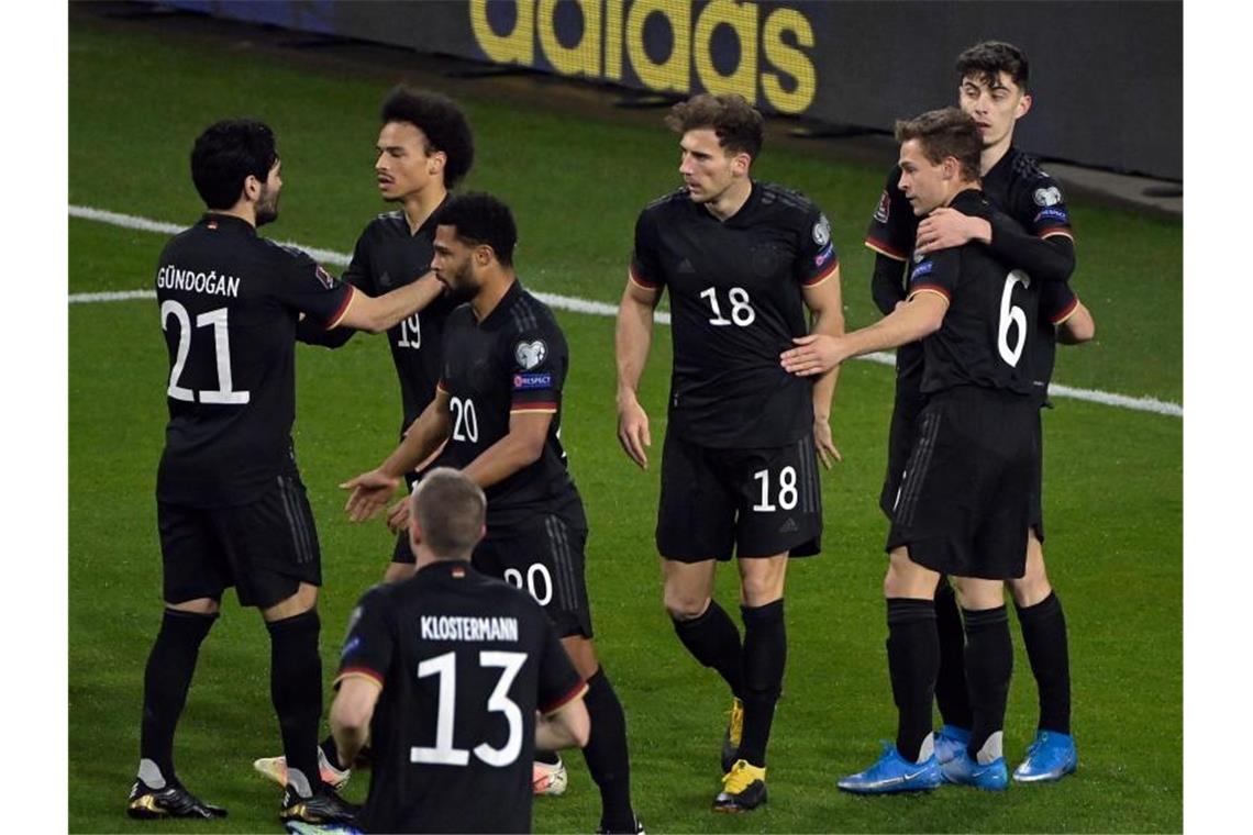 Drei Tore nach Corona-Schreck: Erstes Geschenk für Löw Nach dem 2:0 durch Kai Havertz (r) jubelt die DFB-Elf. Foto: Tobias Schwarz/AFP-Pool/dpa