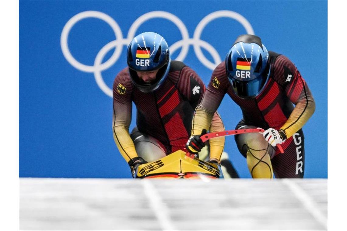 Dreifachführung: Friedrich nimmt Kurs auf drittes Gold Nach dem 3. Lauf im Zweierbob-Wettkampf führt Francesco Friedrich (r) mit seinem Anschieber Thorsten Margis. Foto: Robert Michael/dpa-Zentralbild/dpa